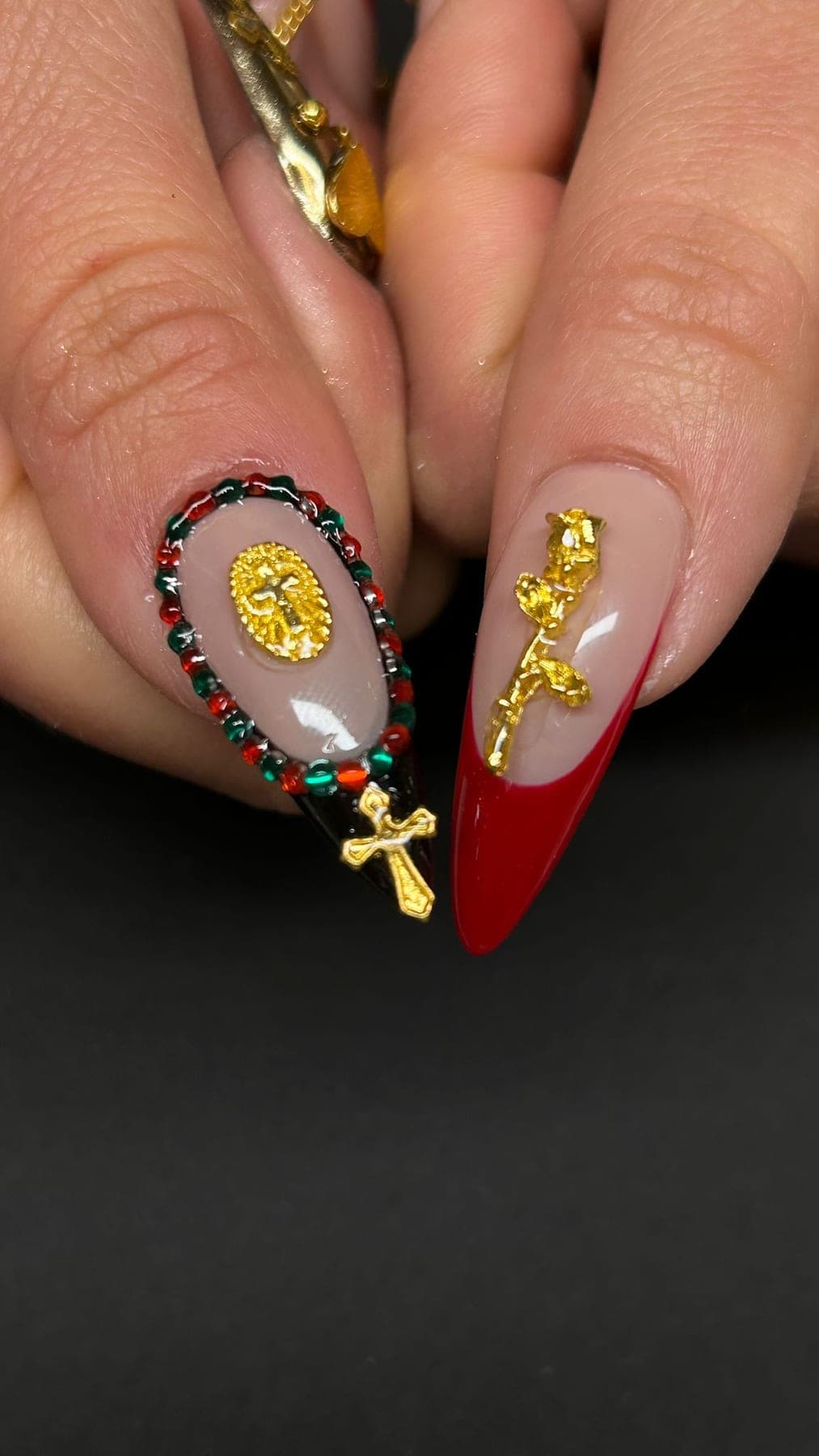 Pose longue nude et rouge, croix dorées, strass colorés et reliefs bijoux.