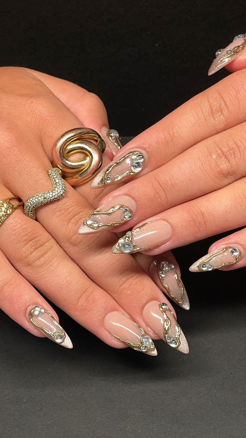 Stiletto nude rosé, strass dorés et reliefs baroques posés en bijou.