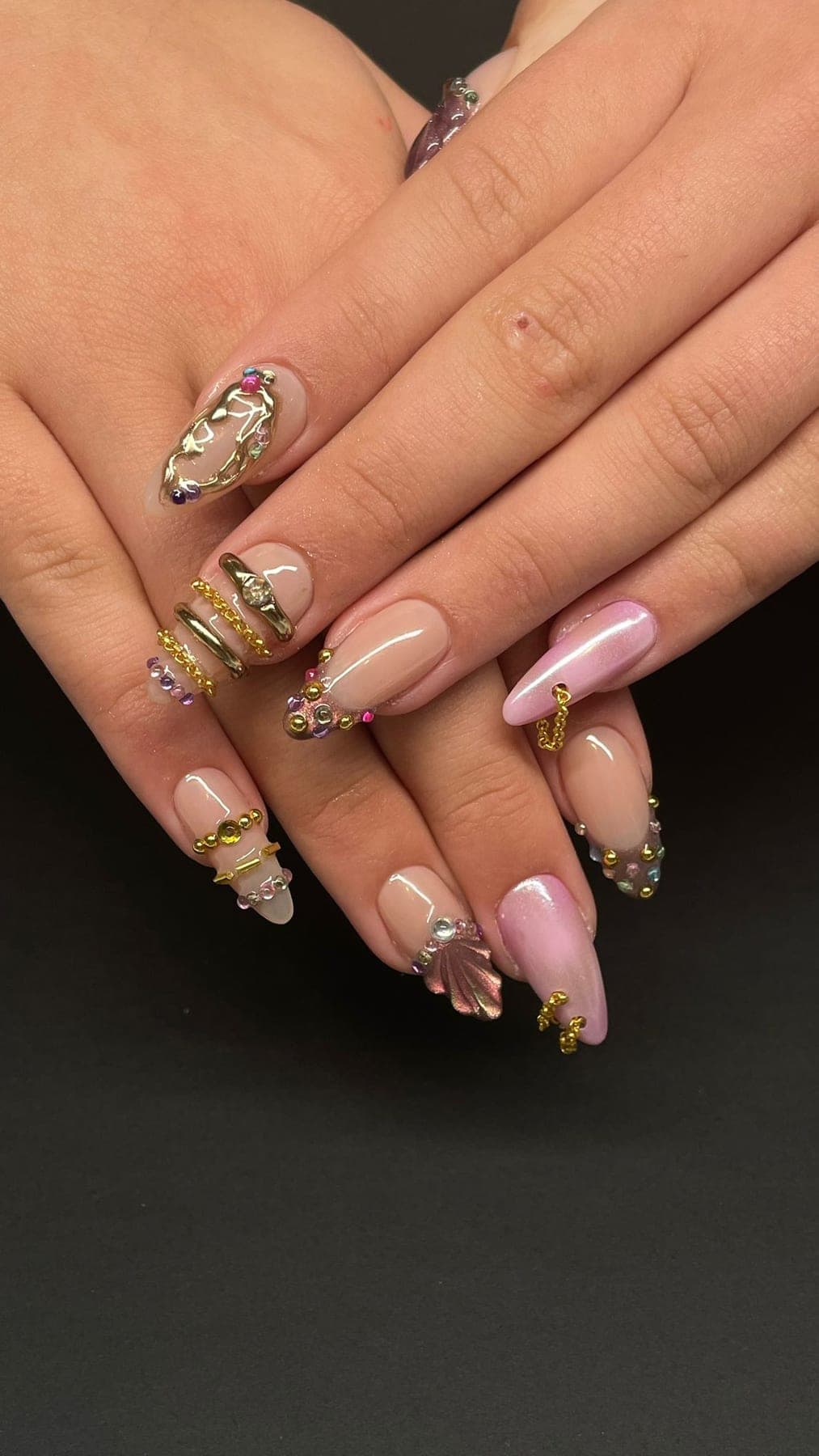 Rallongement nude rosé avec chaînes dorées, strass et bijoux 3D.