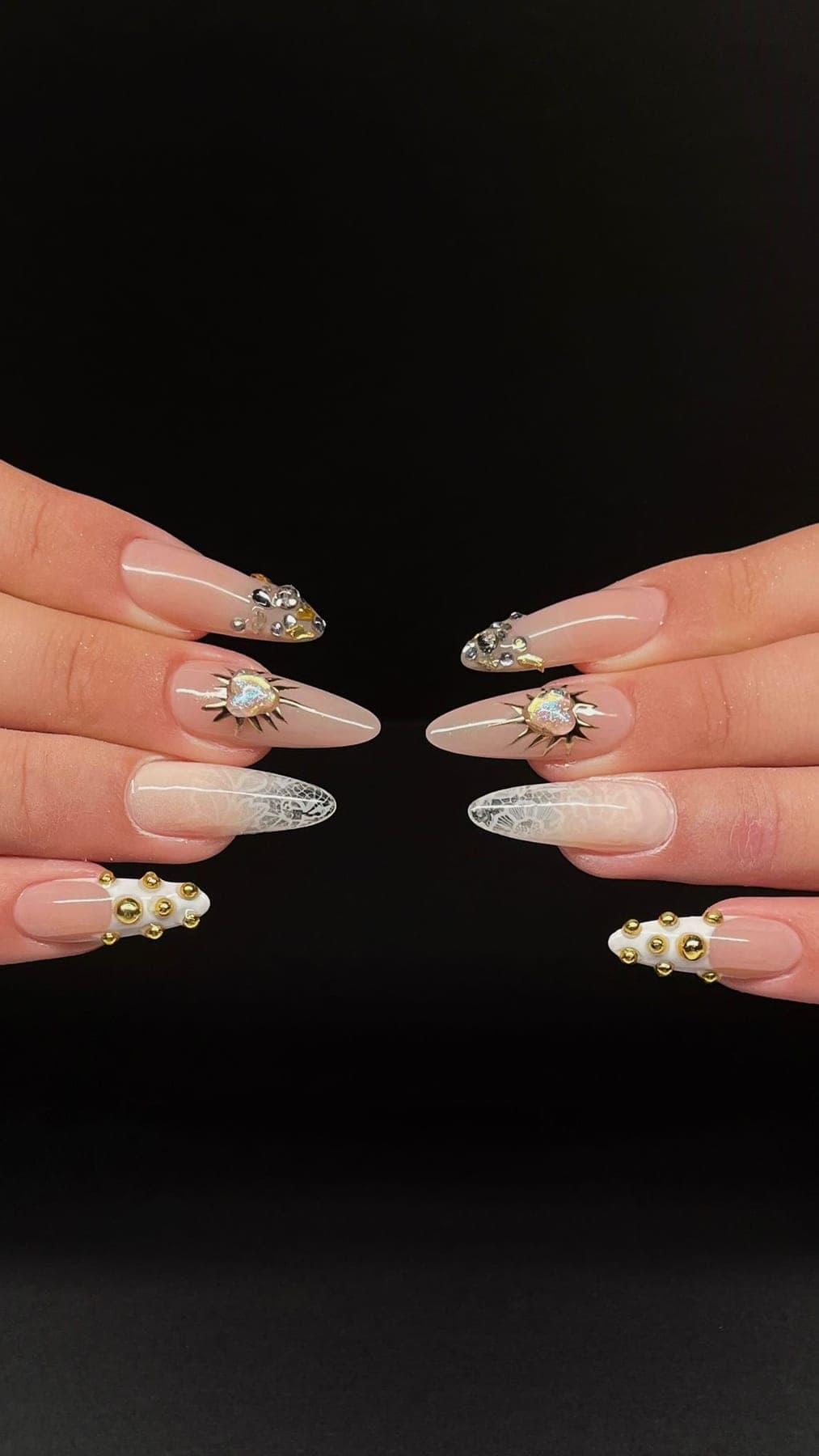 Base nude longue avec cristaux irisés, strass dorés et détails sculptés.