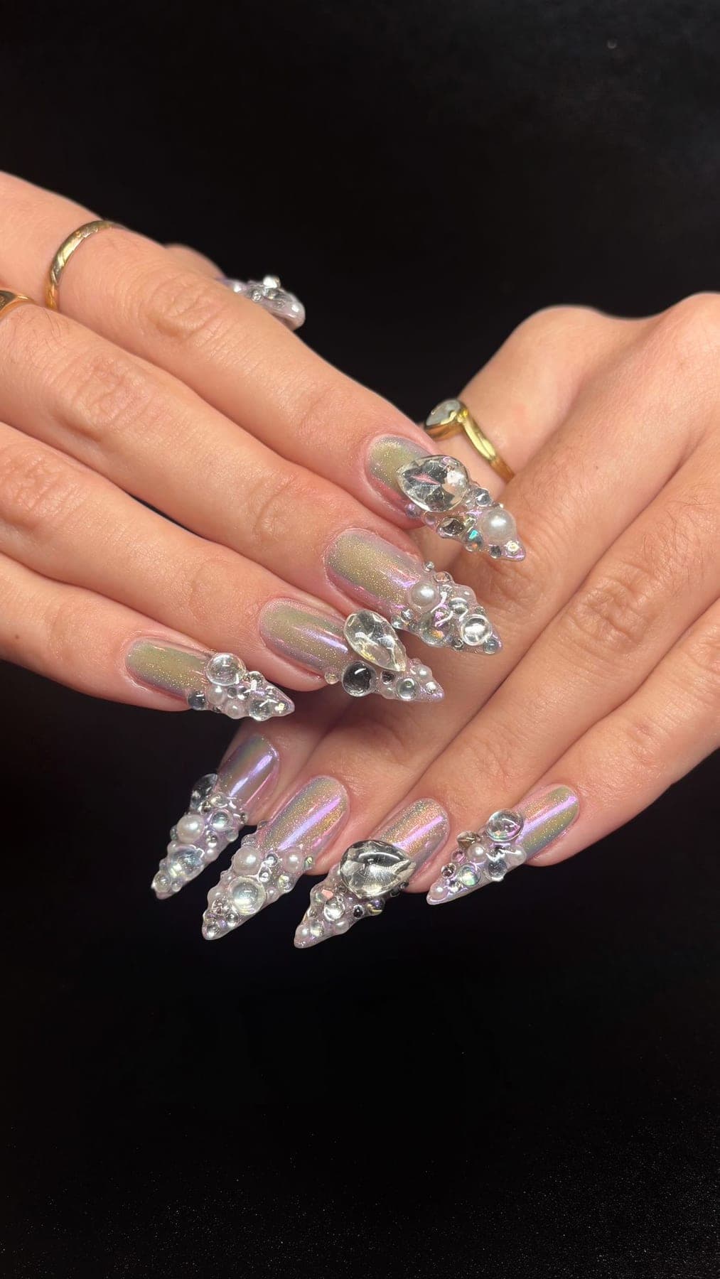 Extra-long argenté, perles et cristaux appliqués en bijou sur toute la pose.
