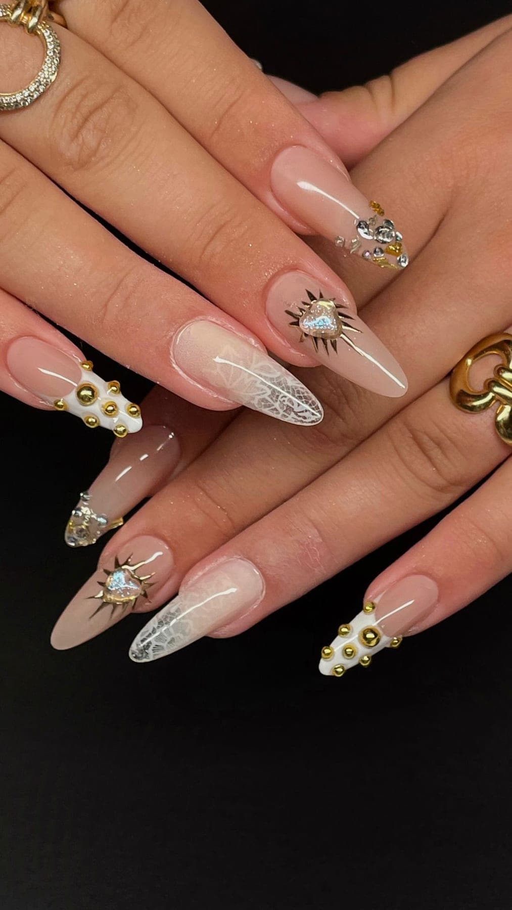 Nude rosé long avec strass sertis, perles dorées et motif œil mystique.