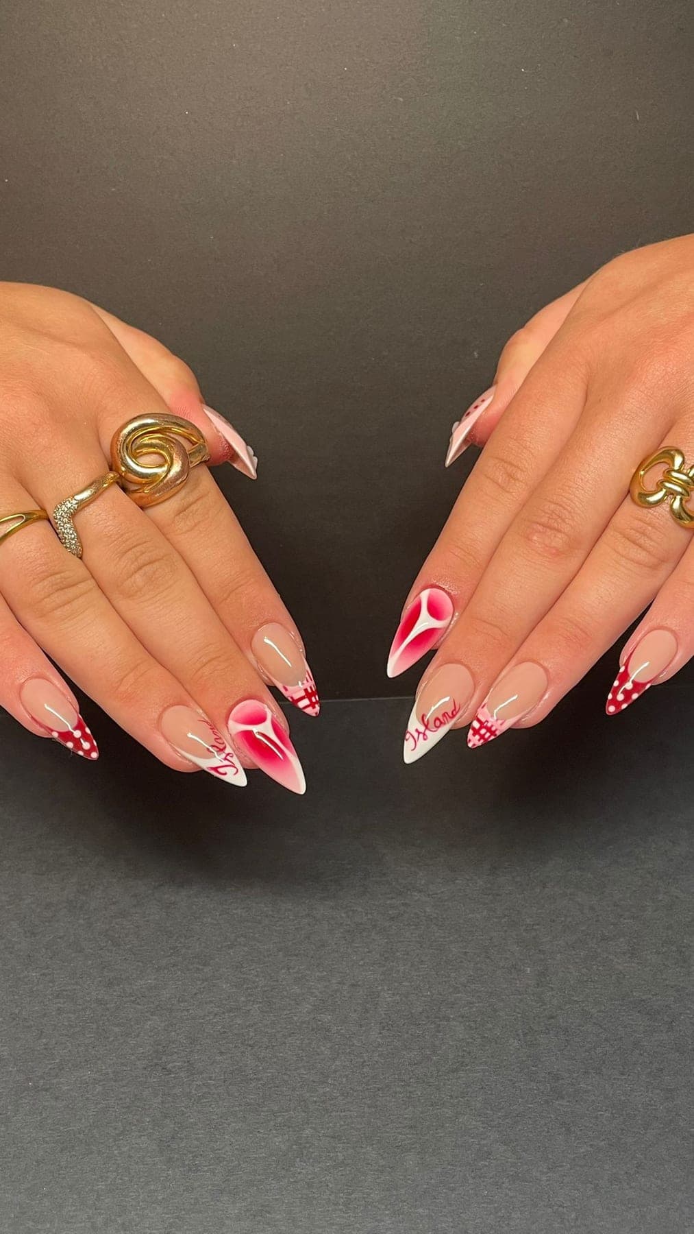Rose vif et blanc, french colorée et motifs peints sur ongles longs.