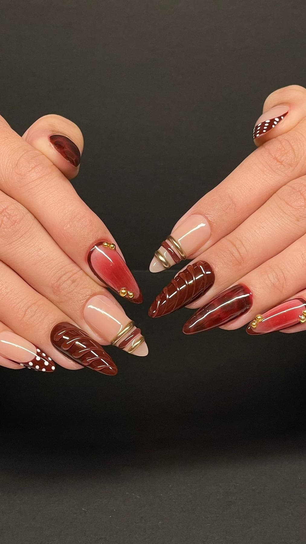 Pose bordeaux et nude avec strass dorés et détails fins.