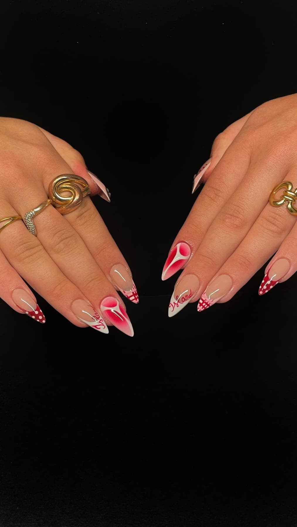 Rose vif et blanc, french travaillée et motifs peints assumés.