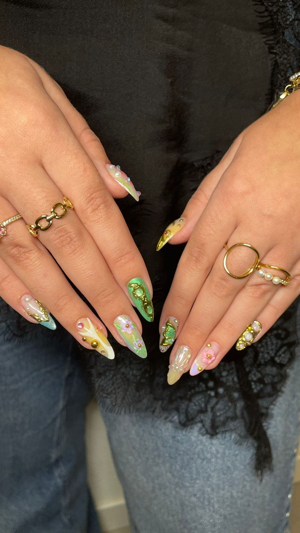 Vert, rose et jaune doré avec fleurs peintes et strass.