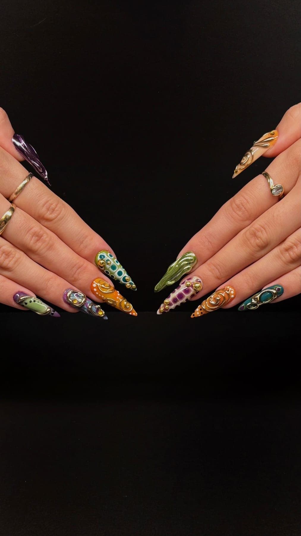 Pointes multicolores extra-longues, motifs peints et accents dorés.