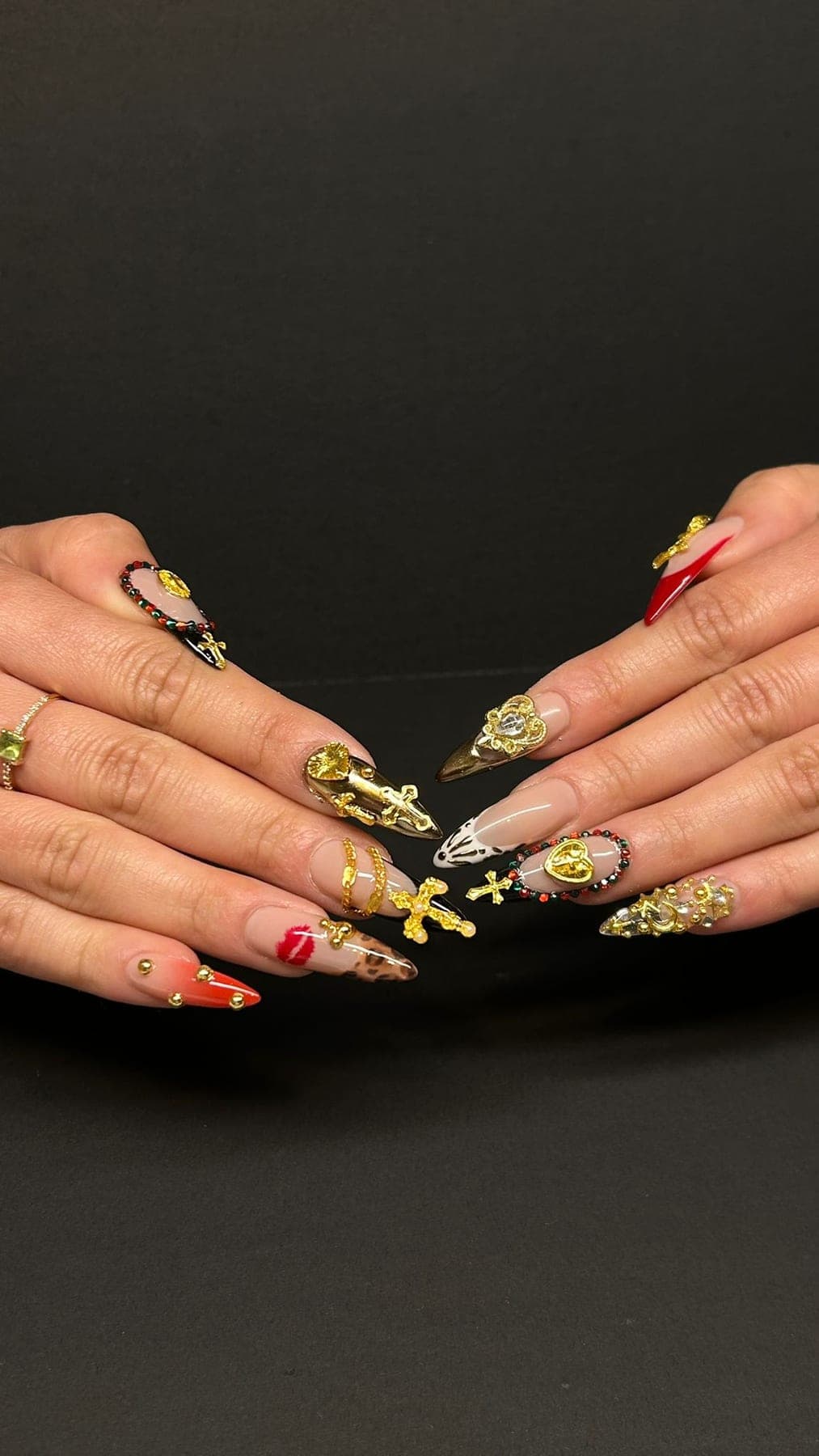 Extra-long doré avec strass, bijoux et reliefs sculptés.