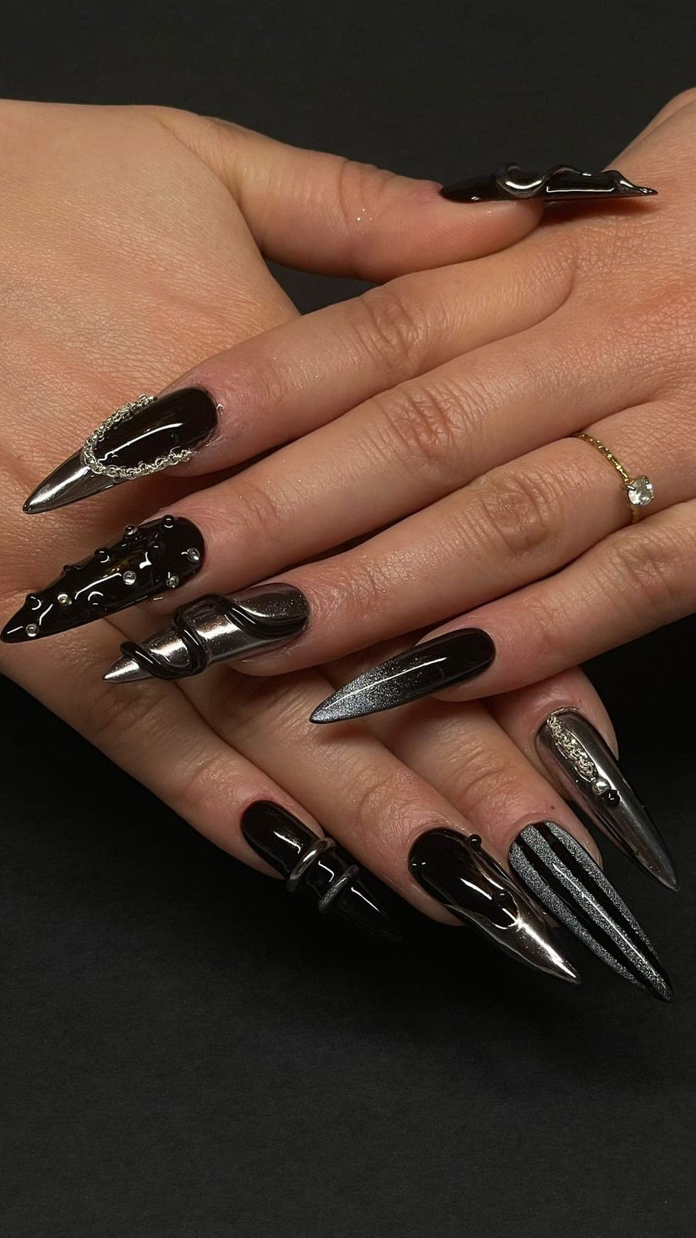 Noir profond, strass dorés et reliefs 3D sur forme stiletto.