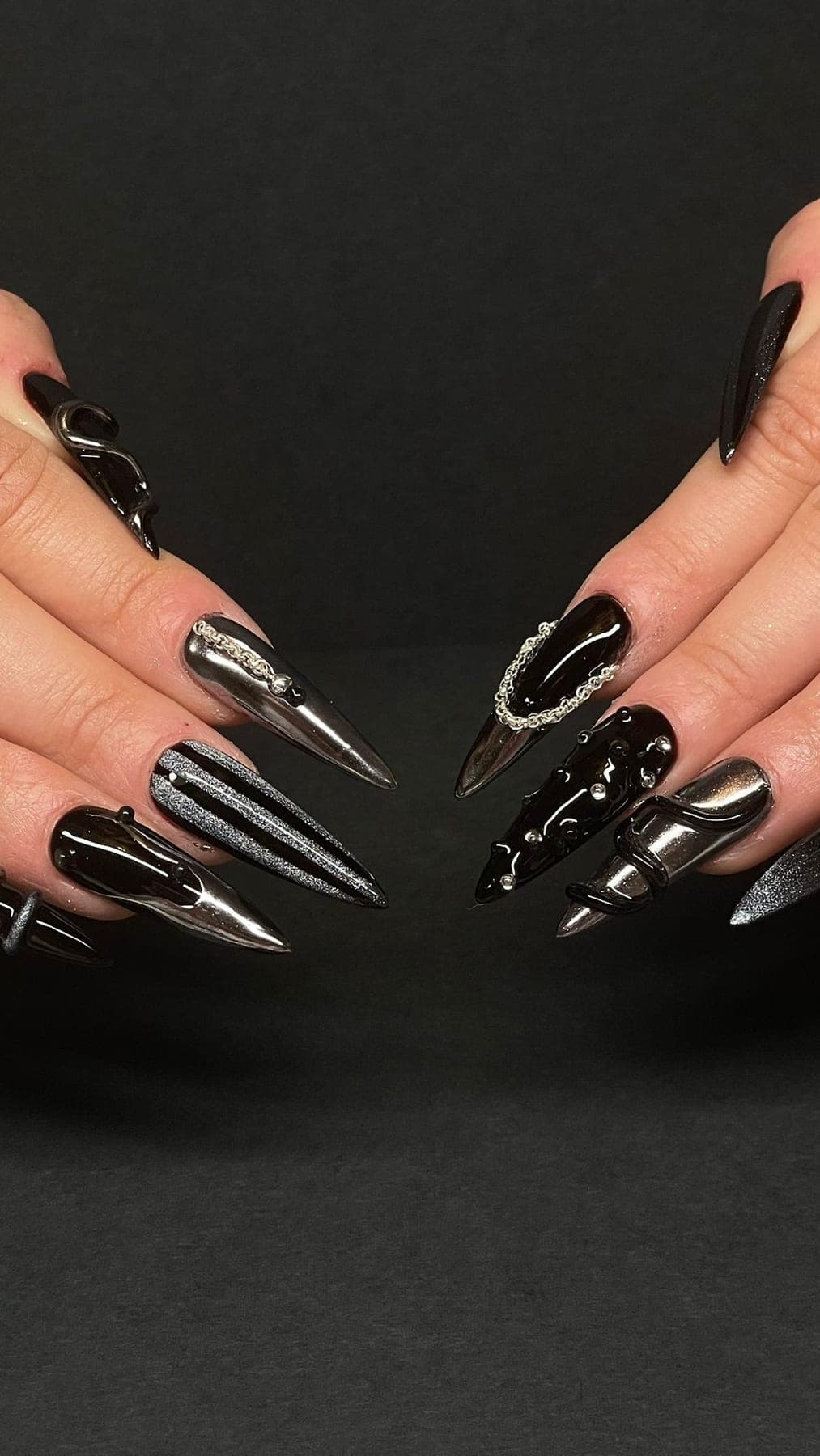 Stiletto noir brillant, chaîne sertie et reliefs 3D.