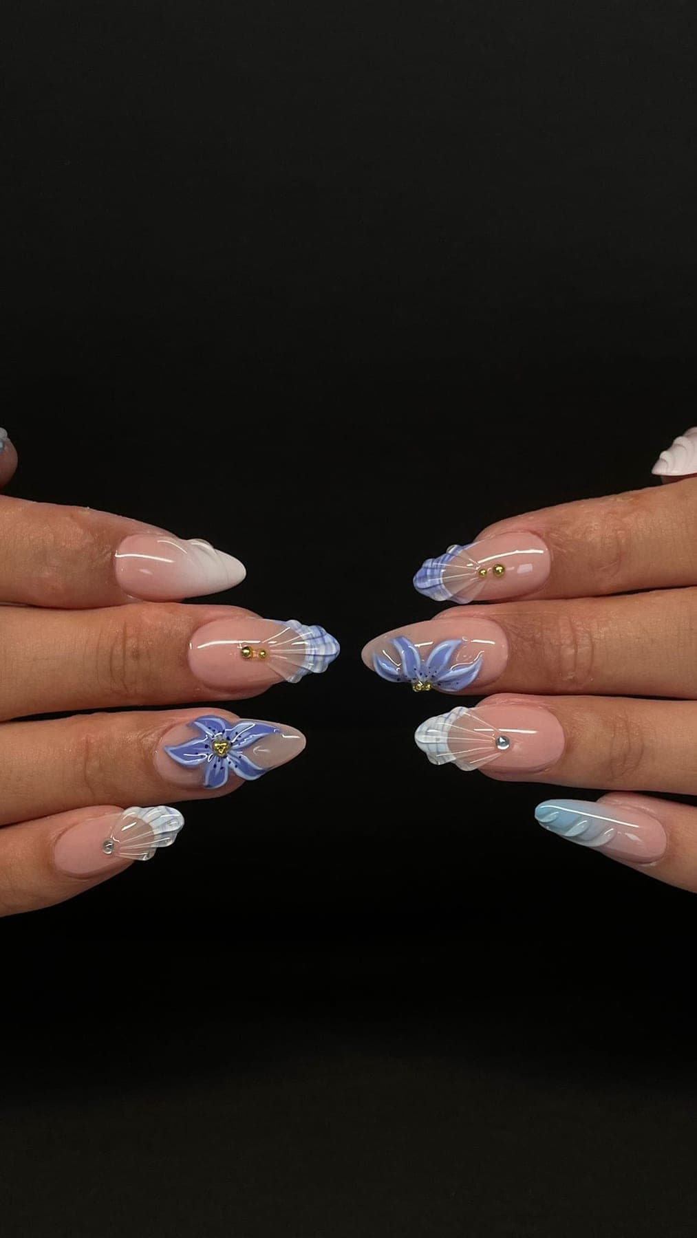 Amande nude avec fleurs bleues peintes et carreaux pastel.