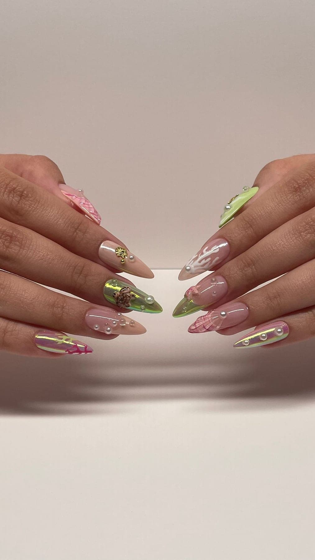 Rose vif, vert lime, strass et motifs graphiques audacieux.