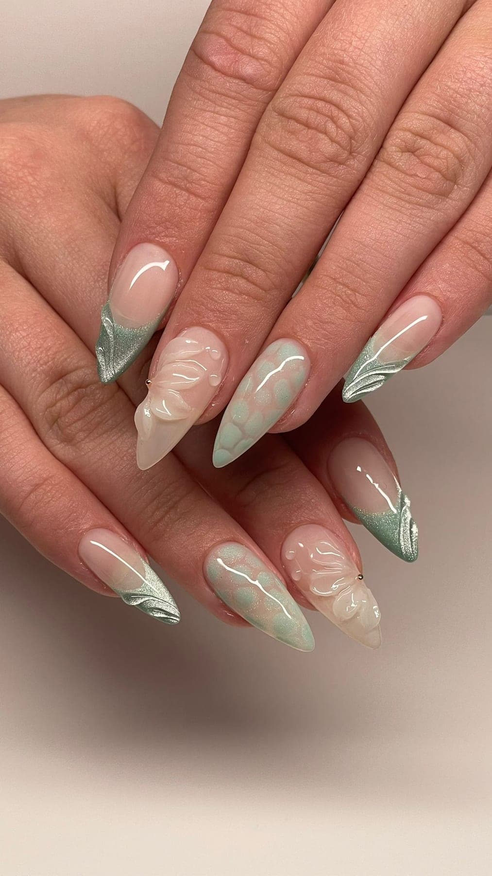 Amande nude avec feuillages peints et pointes glitter doré.