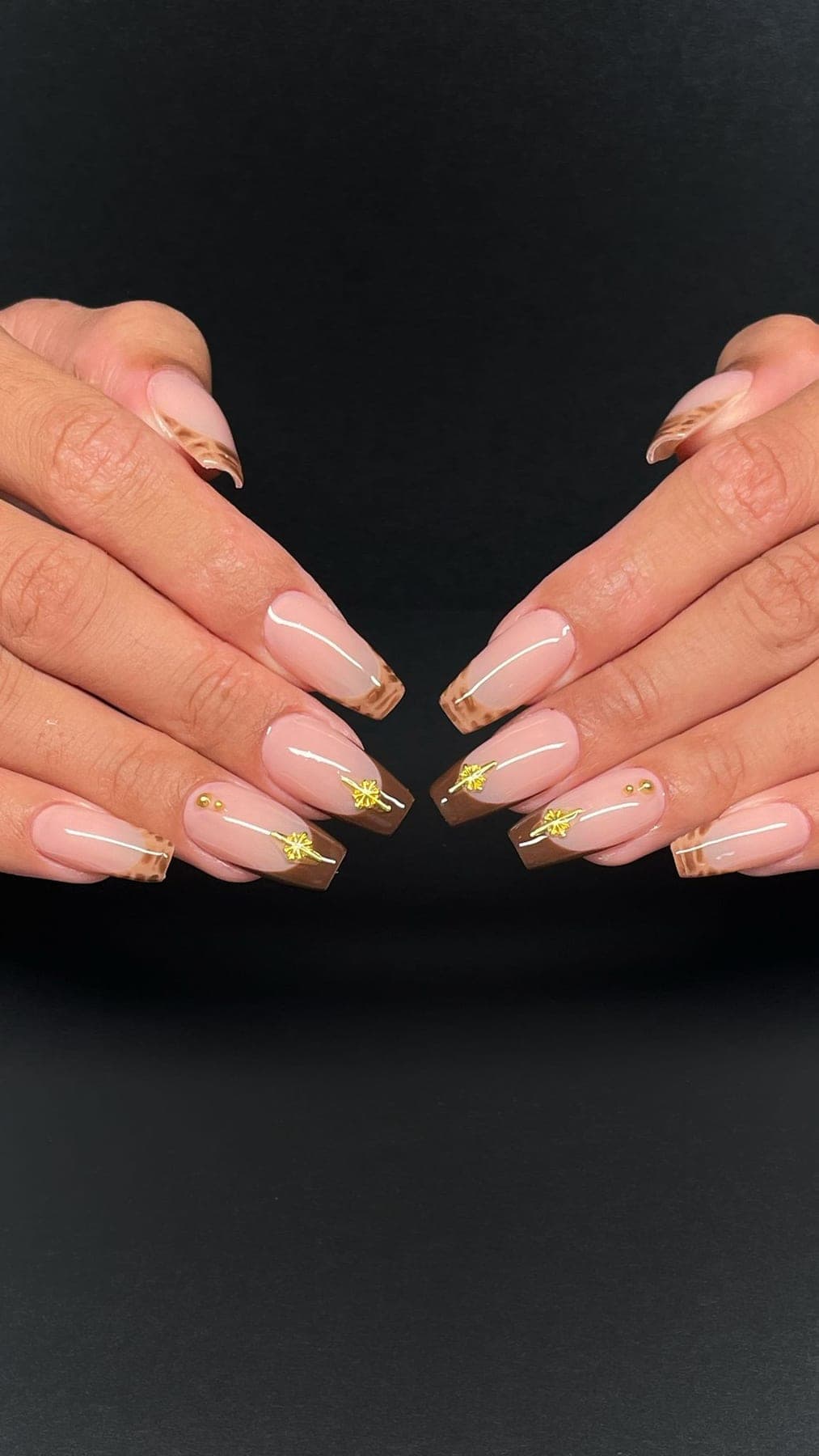 French babyboomer allongée, pointe caramel et accents dorés discrets.