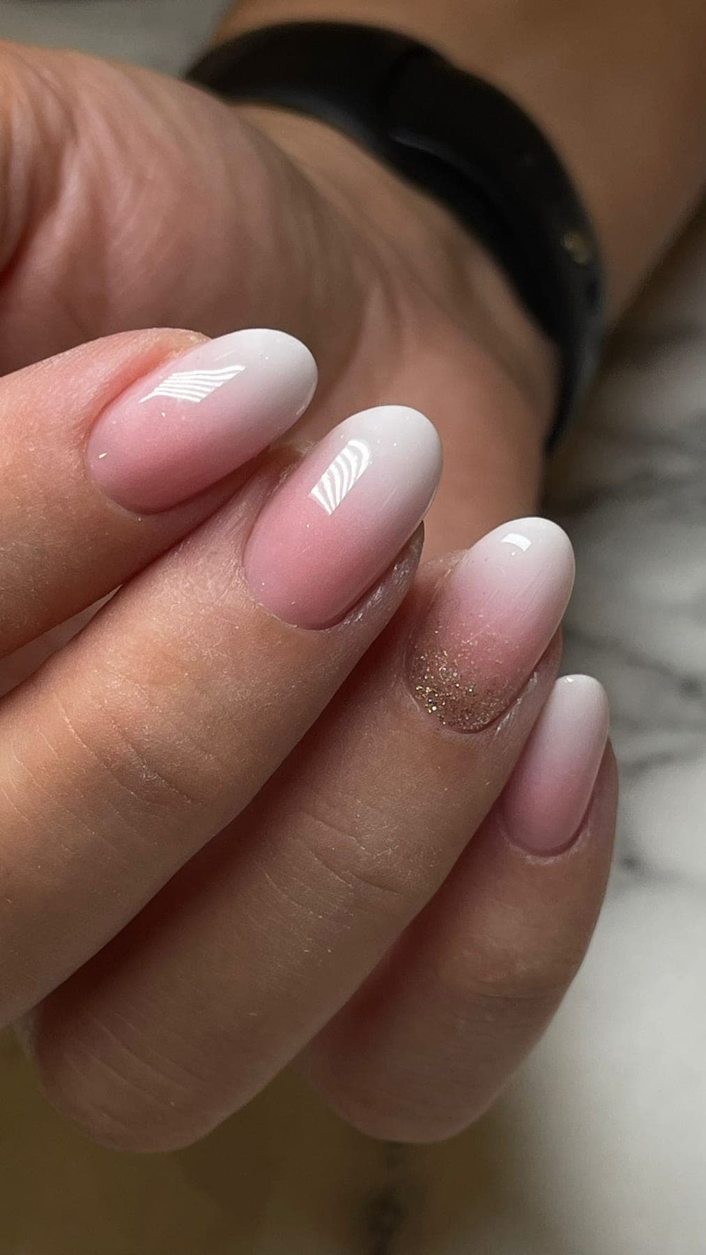 Babyboomer rose blanc avec traits géométriques fins et paillettes.