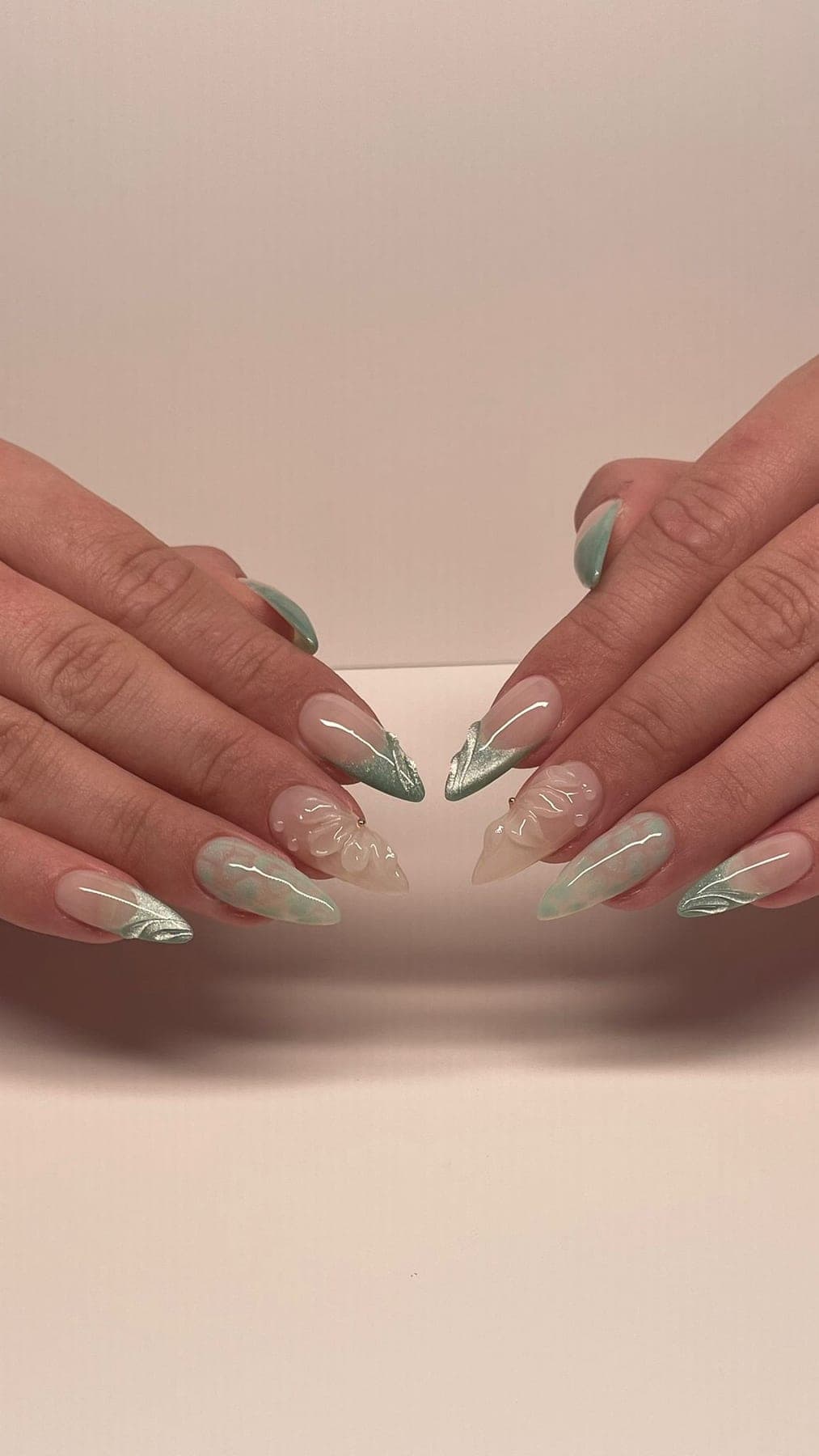 Amande nude avec accents verts et dorés très discrets.