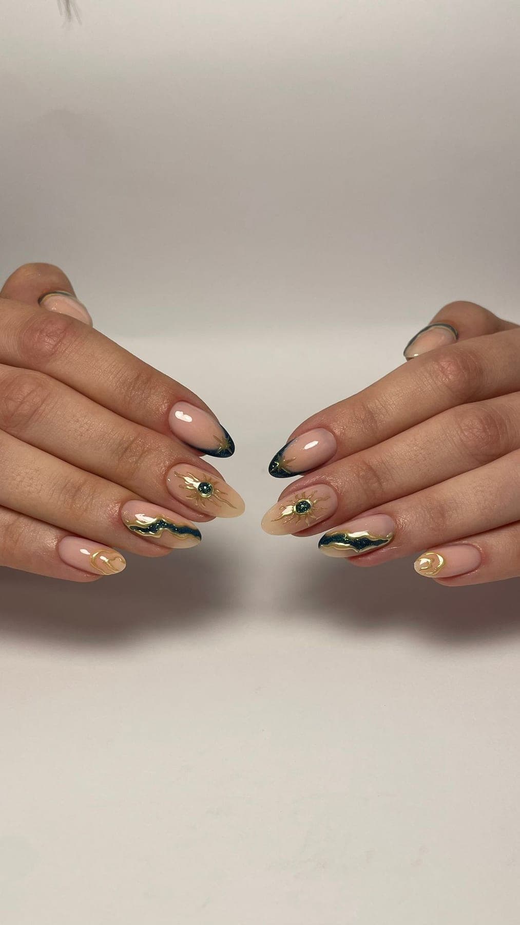 French nude à pointes noires avec fins accents dorés.