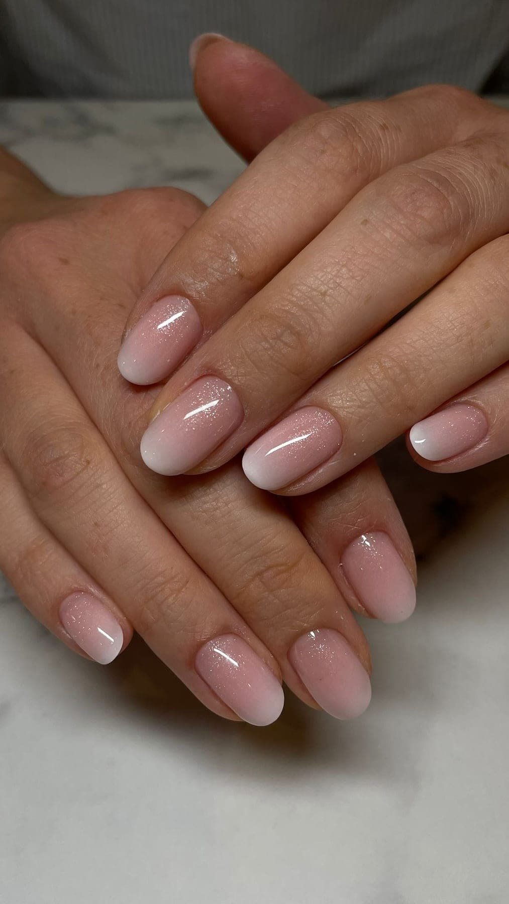 Babyboomer rose poudré, forme arrondie et finition brillante.
