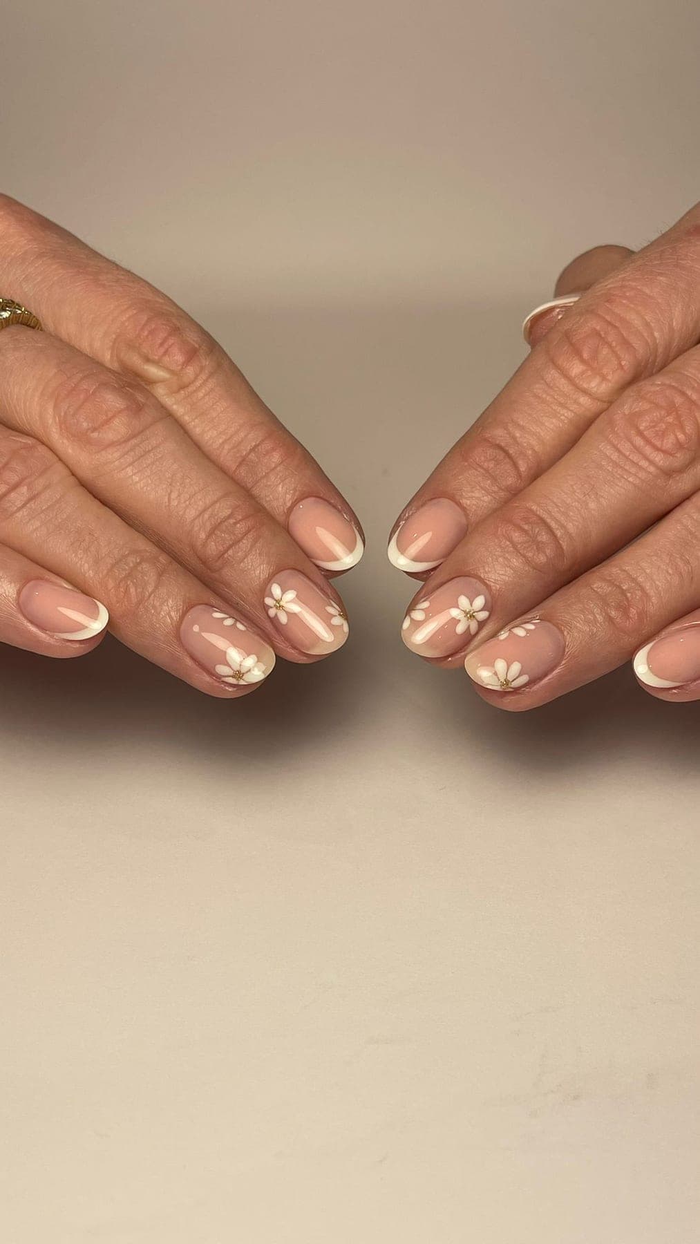 French nude avec petites fleurs blanches peintes à la main.